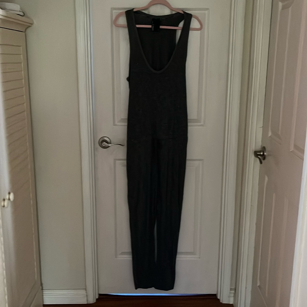 T-Shirt sleeveless jumper. Size small.